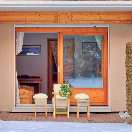 Petite Jardin: Via Des Traz B Apartment